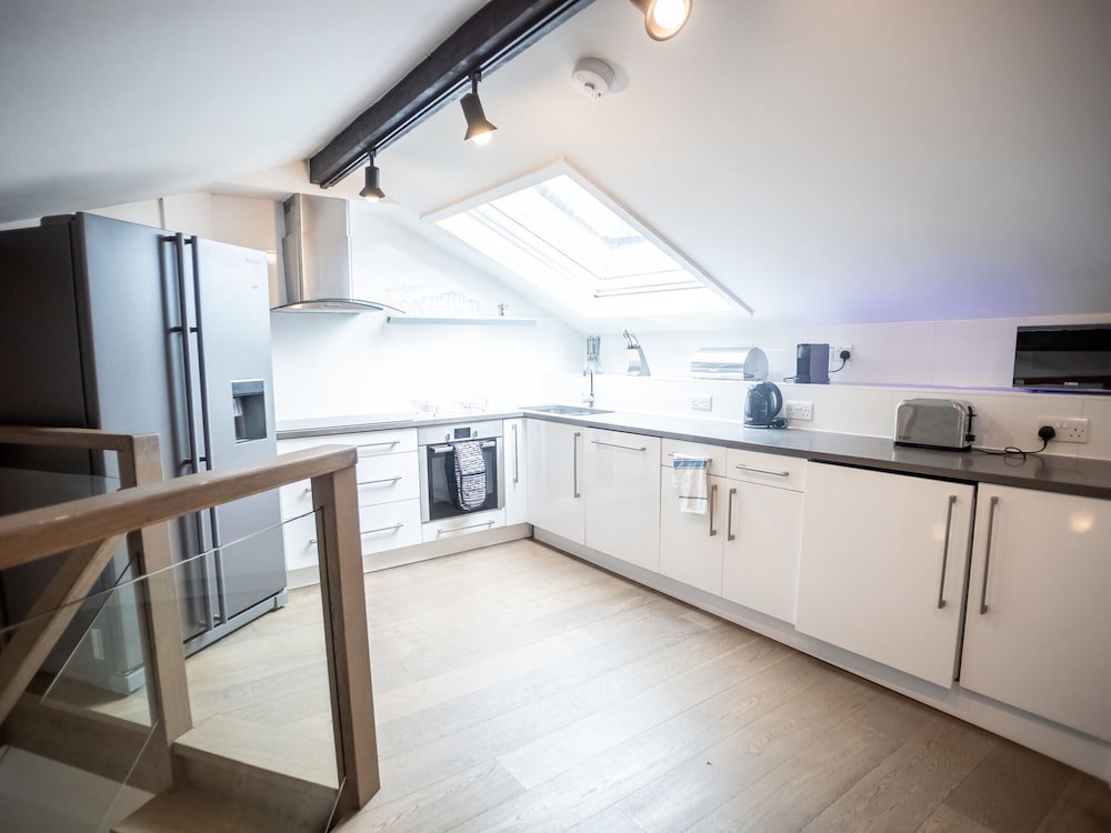 City View Three-bed Premier Apartment London