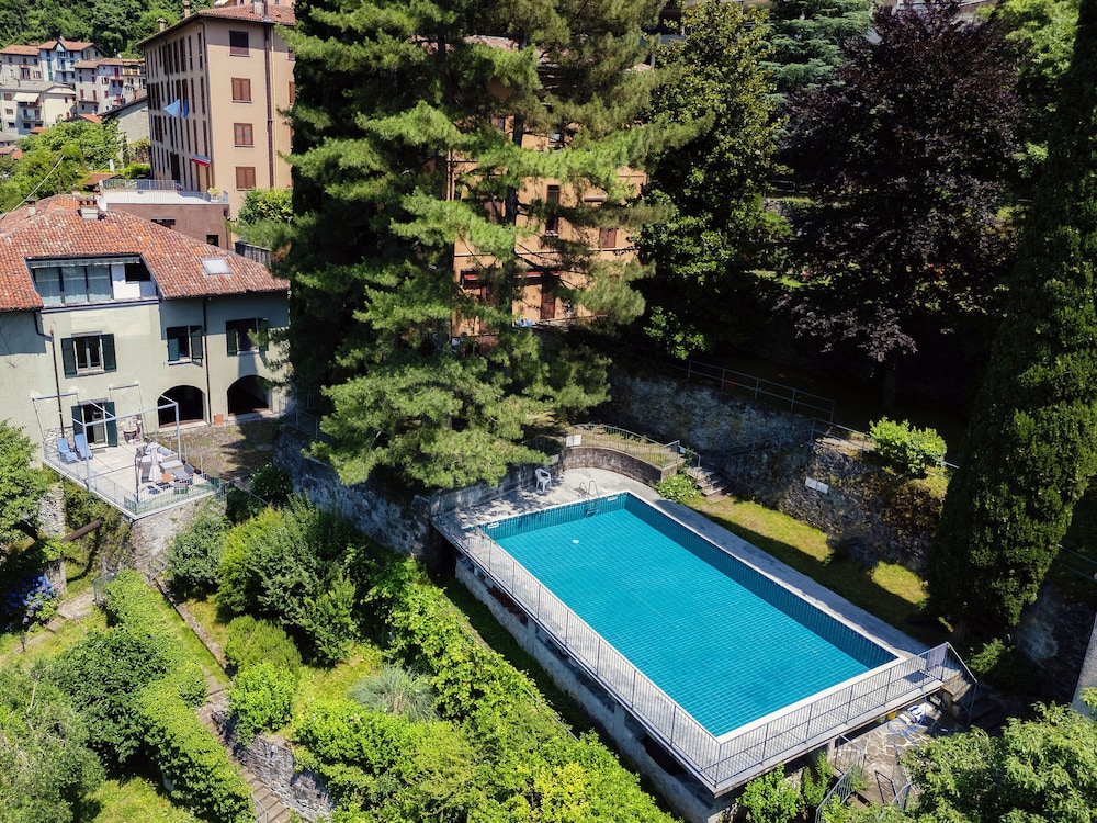 Silken Escape - Pool and Lake View