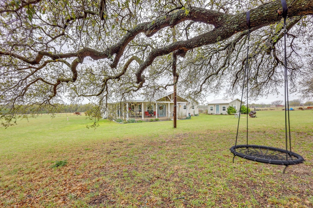Bunkhouse on Working Texas Ranch w/ Horses & Cows!
