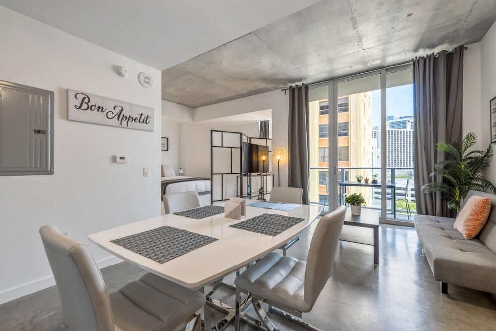 Cozy Downtown Pad- Luxe Rooftop Pool gym and More