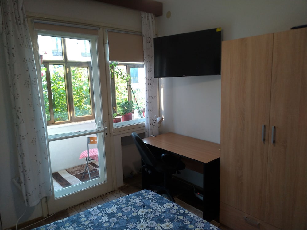 Appartment 3 Rooms, Splendid Position, 1 Minut of Walk to the Black Sea