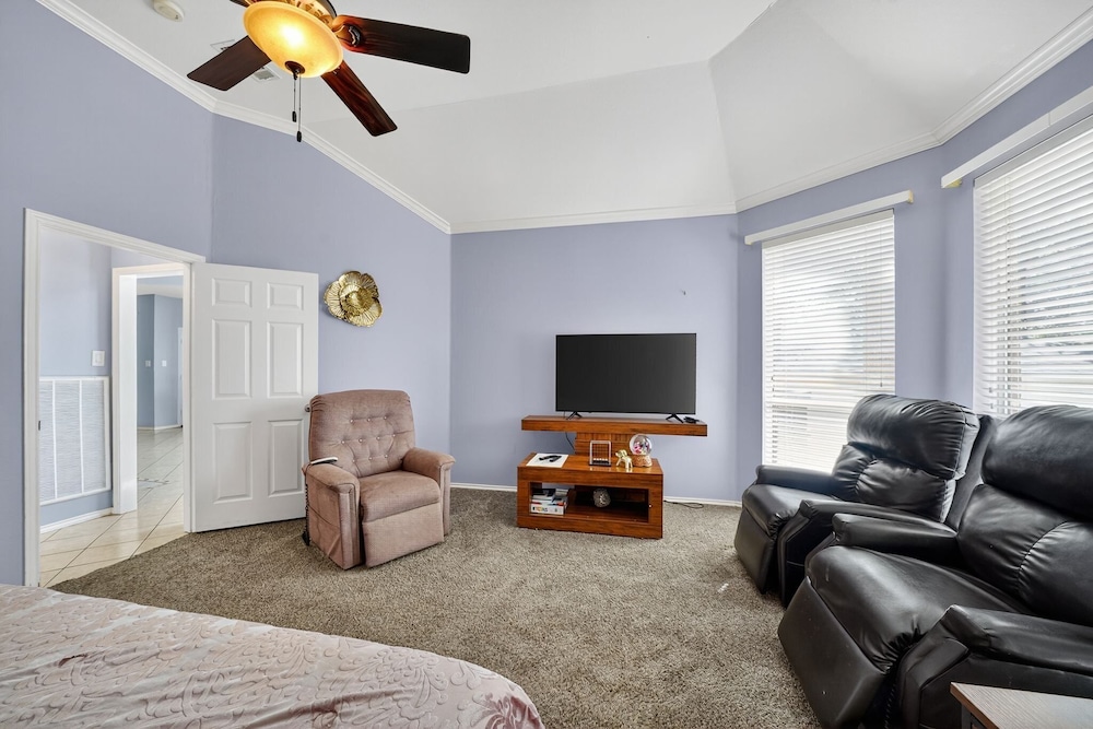 San Antonio Oasis Hot Tub & Pool Access 4 Bedroom Home
