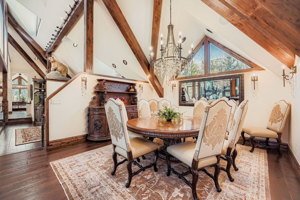 Fairway Drive Retreat 6 Bedroom Home