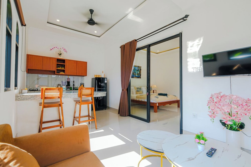 Crystal Flow Guest House & Apartment Canggu