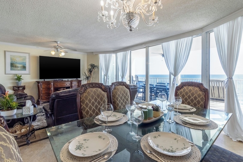 3BR Gulf-front Luxury w/ Pool Bar & Spa Baths