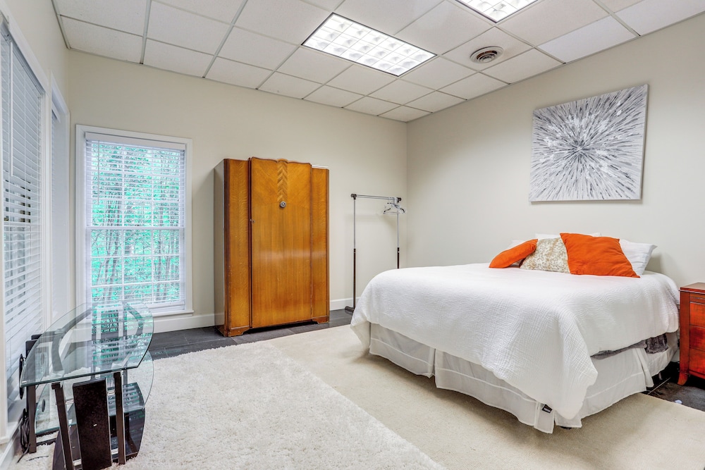 3 Mi to Roswell Riverwalk: Spacious Getaway!