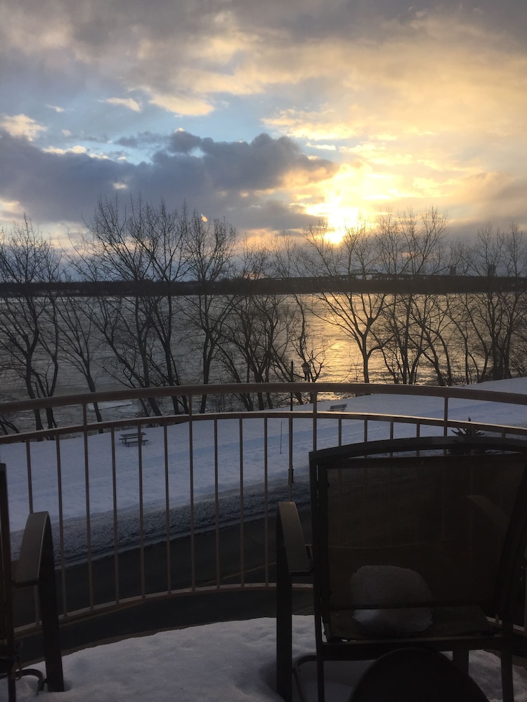 Cozy water front Montreal - Image 1