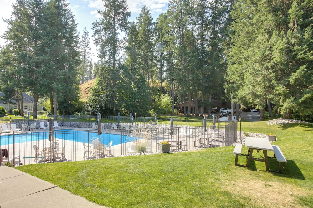 Twin Lakes Retreat: Lake, Pool & Golf Access!
