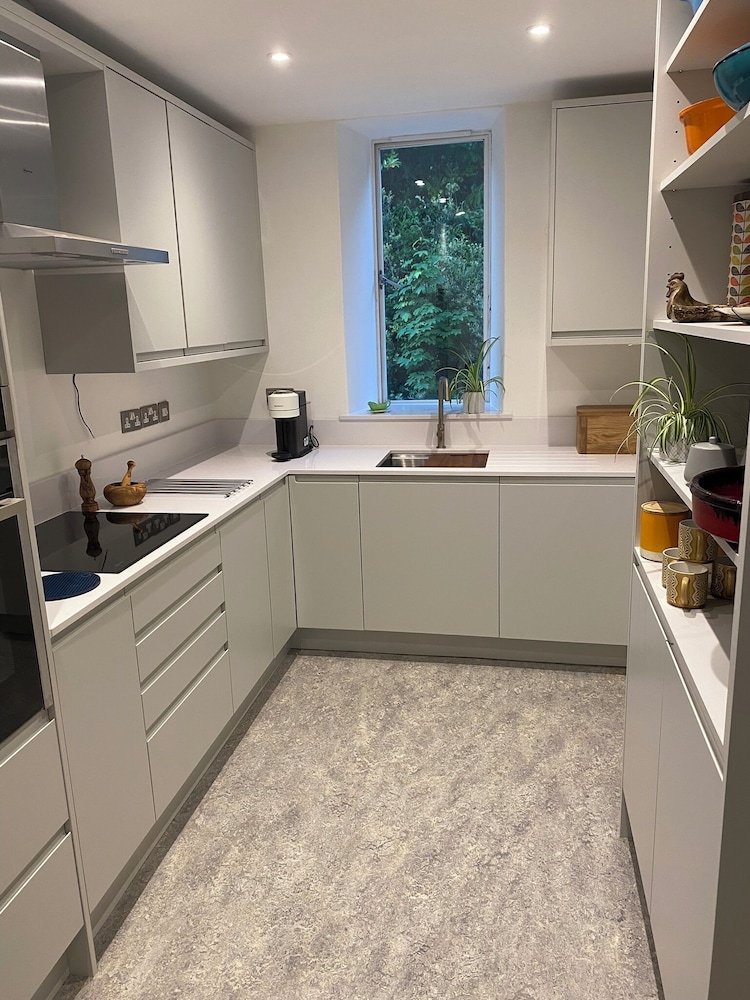 Beachside 2-bed - Sleeps 4, Parking & Pet Friendly view 4