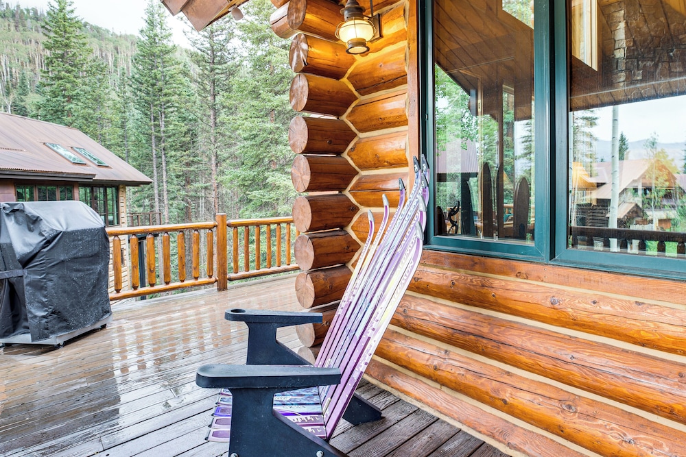 Stunning Views! Ski-in/out Mountain Village Cabin