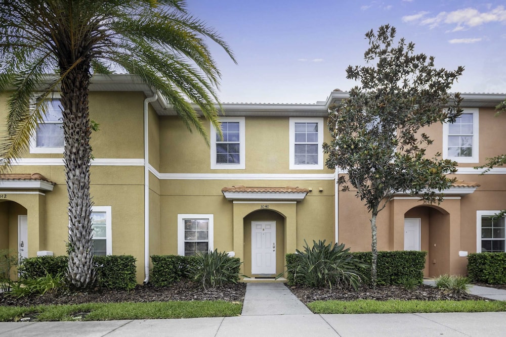 10 Min to Disney Cozy Townhome Jacuzzi