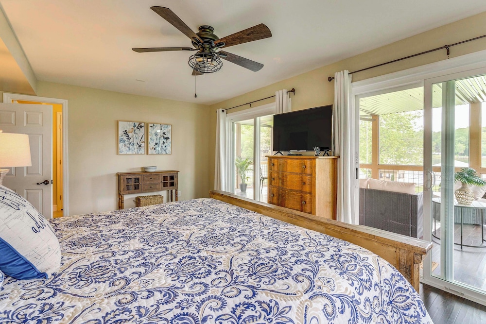 February Perks! Couples Getaway in Hayesville