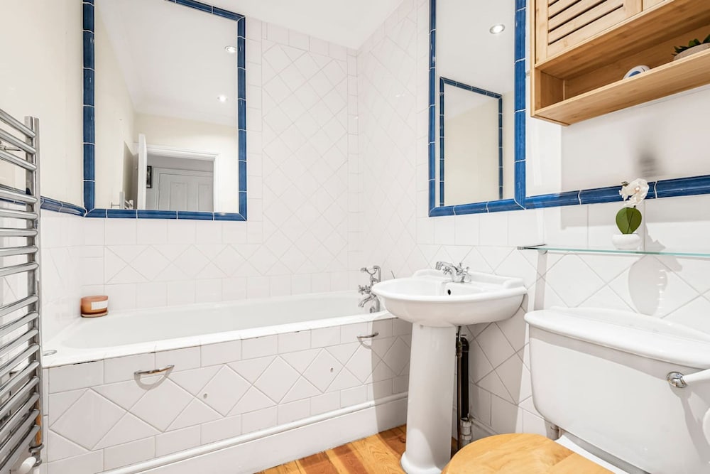 Elegant 1BR Apartment in Kensington With Balcony