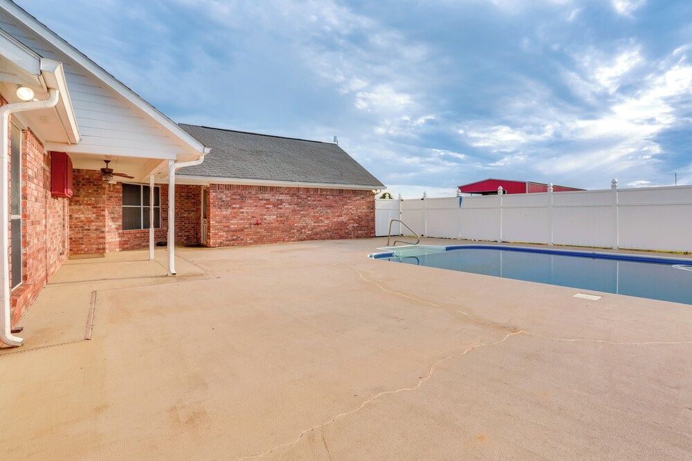 9 Mi to Lake Texoma: Calera Escape w/ Gazebo!