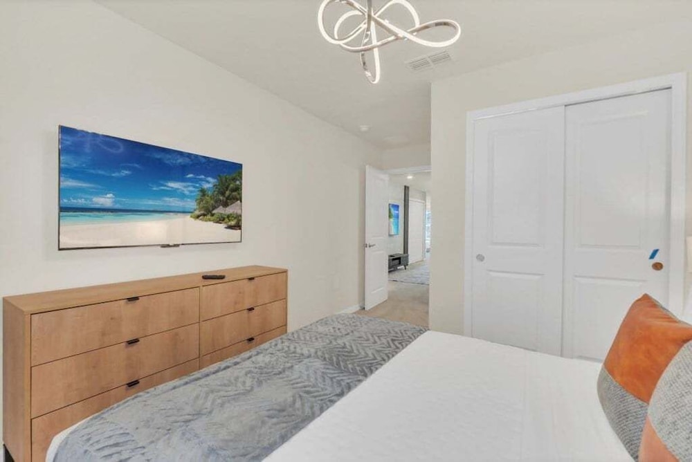 The Cutest Tonwhome & Private Splash Pool! 5 Bedroom Townhouse