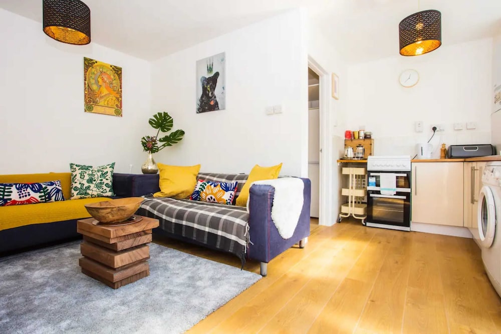 Stylish 4BD House With Private Garden - Stratford