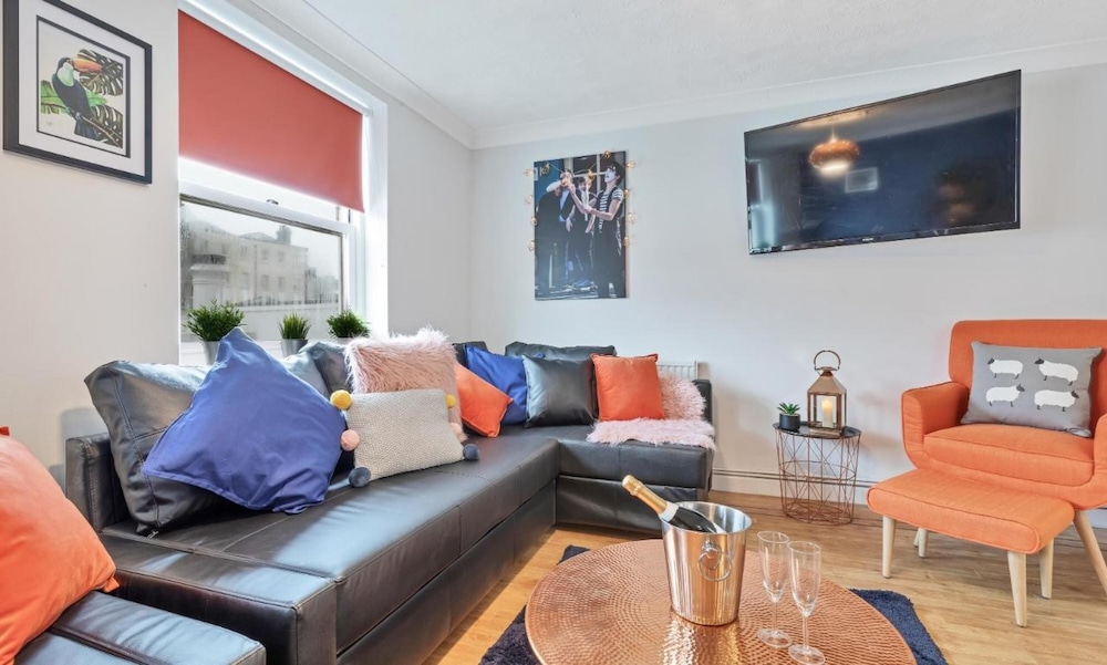 Seabright Townhouse- Super Stylish House- Parking for one Car- Sleeps up to 12 view 5