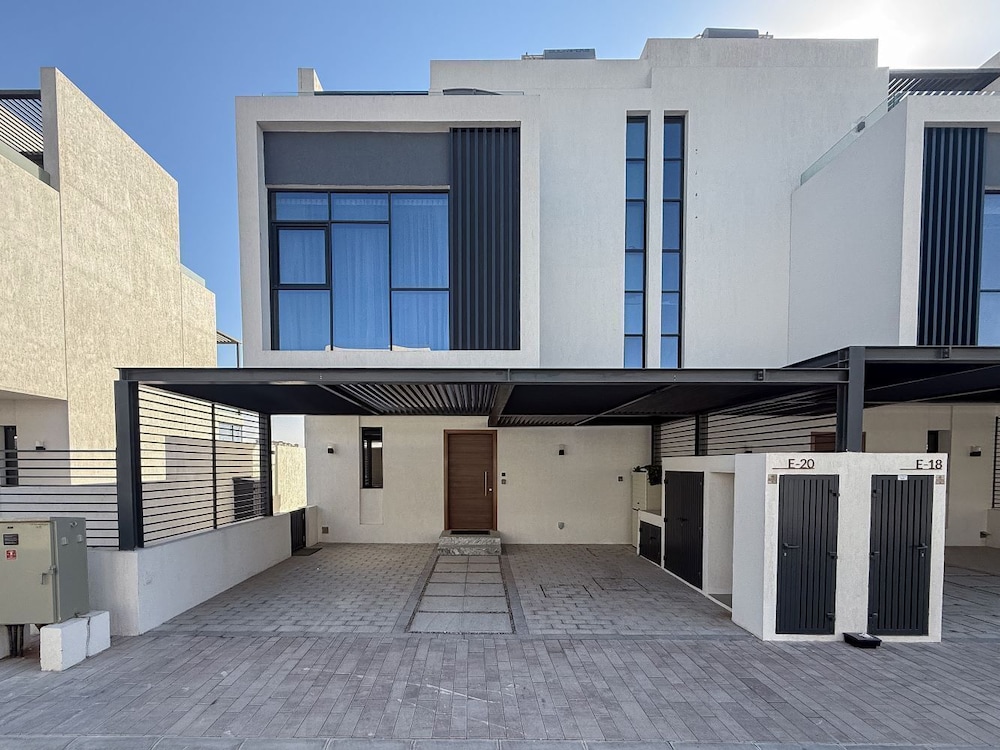 Luxury townhouse in Al Danah Bay