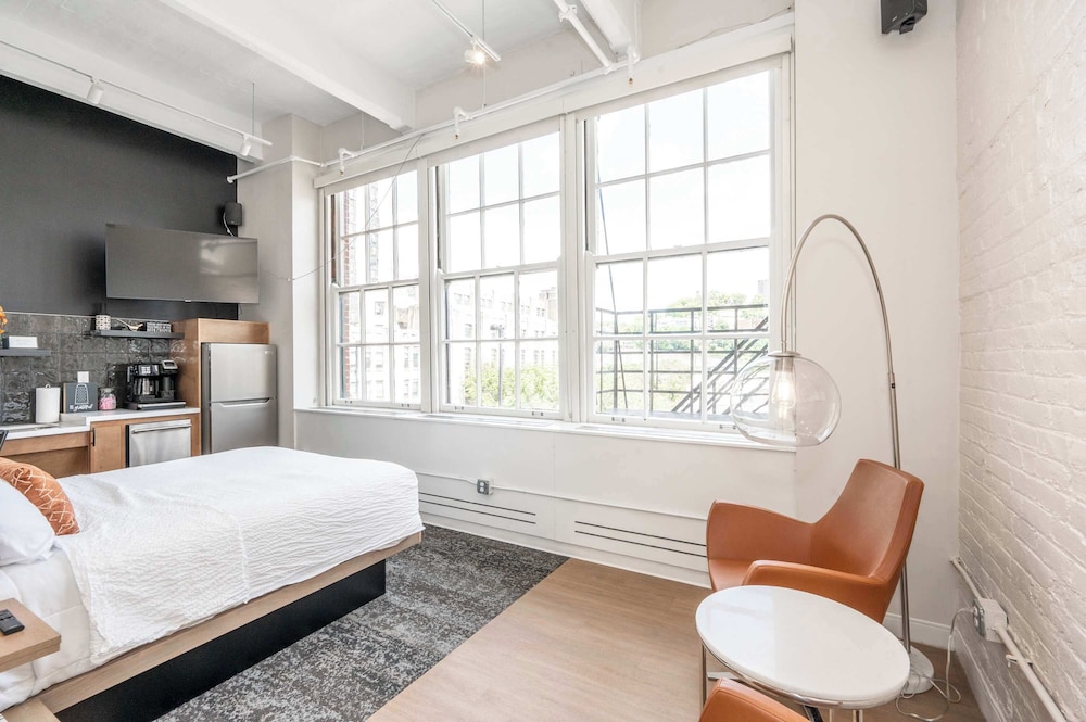 The 333 Suites For 24 Guests