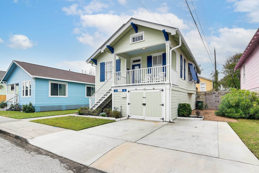 Walk to Beach: Galveston Home w/ Fenced Yard!