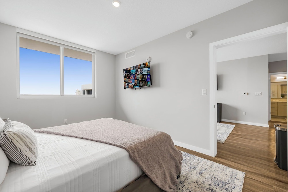 Stylish City-View Condo Pool Access