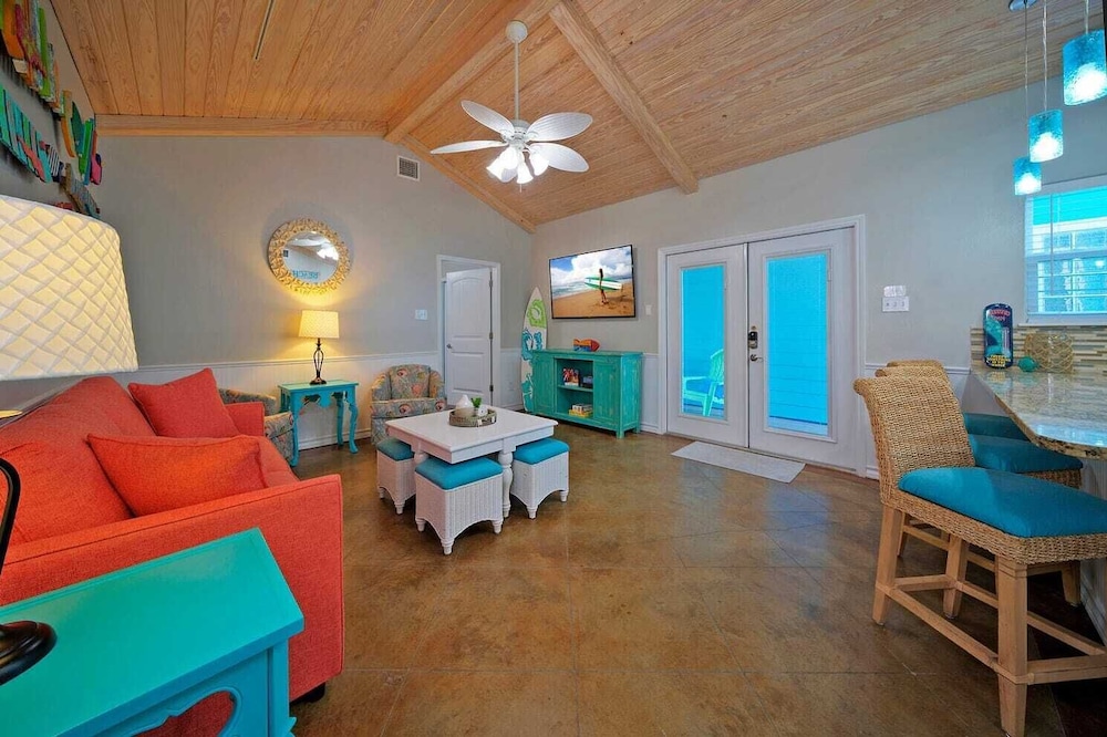 Sleeps 18 2 Beach Homes w/ 2 Pools, Playground, Covered Patios Pirates Bay