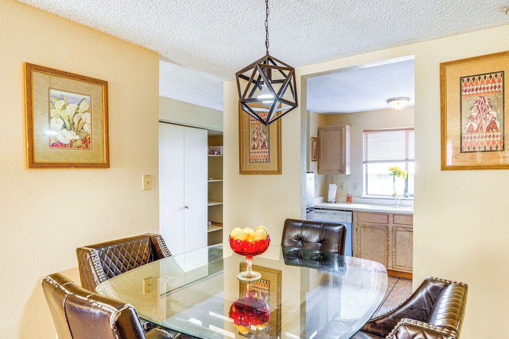 Patio & Mtn Views: Family Gem in California City