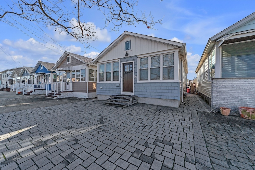 Cozy 3-br Retreat, Four Blocks To Beach & Boardwalk 3 Bedroom Home