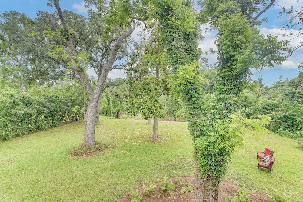 2 Mi to Dtwn: Spacious Angleton Home w/ Courtyard!