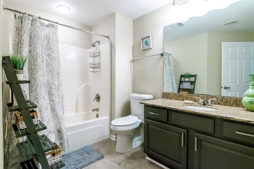 Relax in This Beautifully Cozy 2-bedroom, 2 Bathroom Condo. Sleeps 6!!