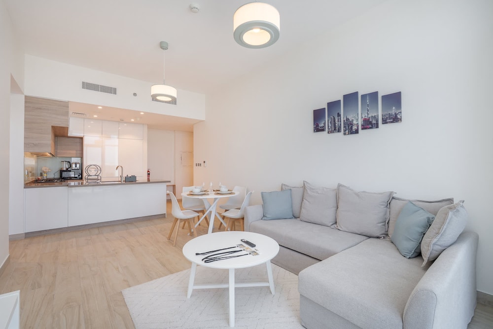 Sleek 1 Bedroom in Studio One With Great Amenities