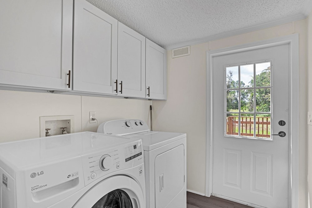 Relaxing 4br Hideaway In Groveland 4 Bedroom Cottage by RedAwning - Property Image 7