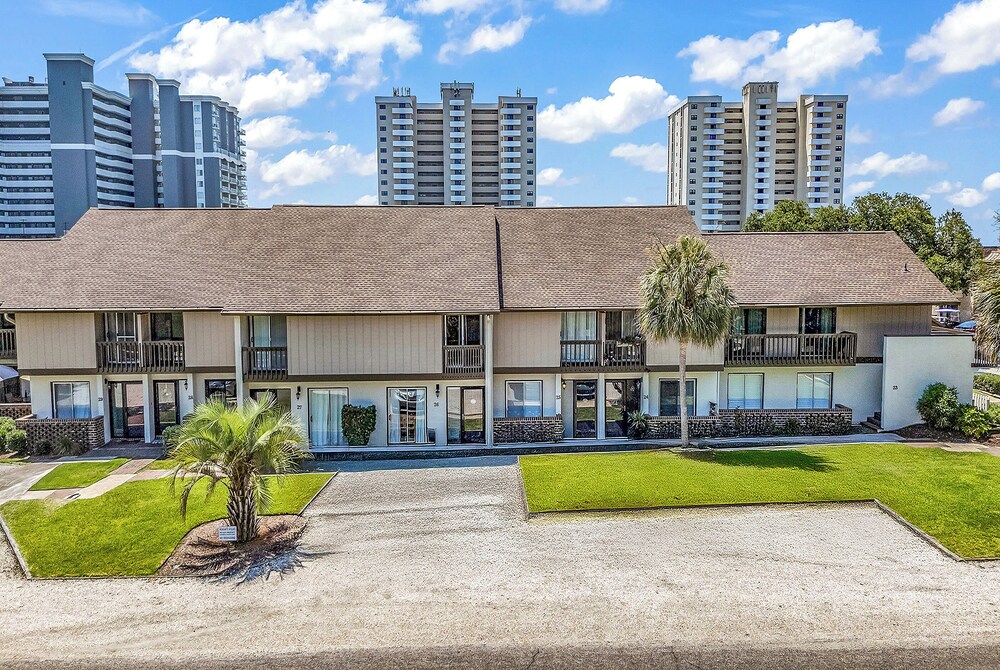 650 Feet to the Beach! Arcadian Shores Townhome