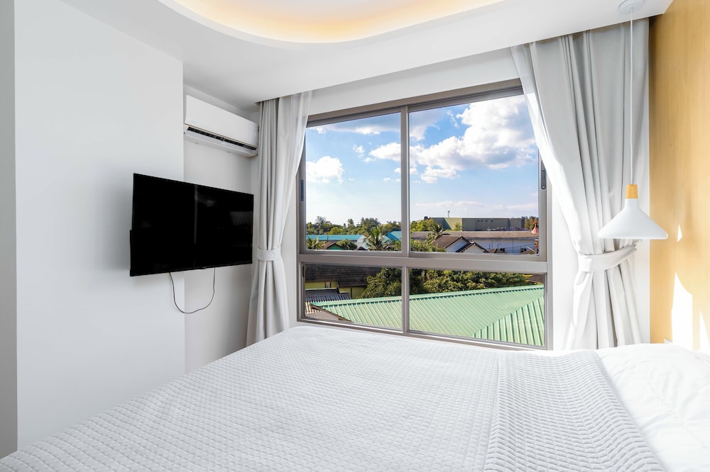 2BR Close to Beach Pool Views C256