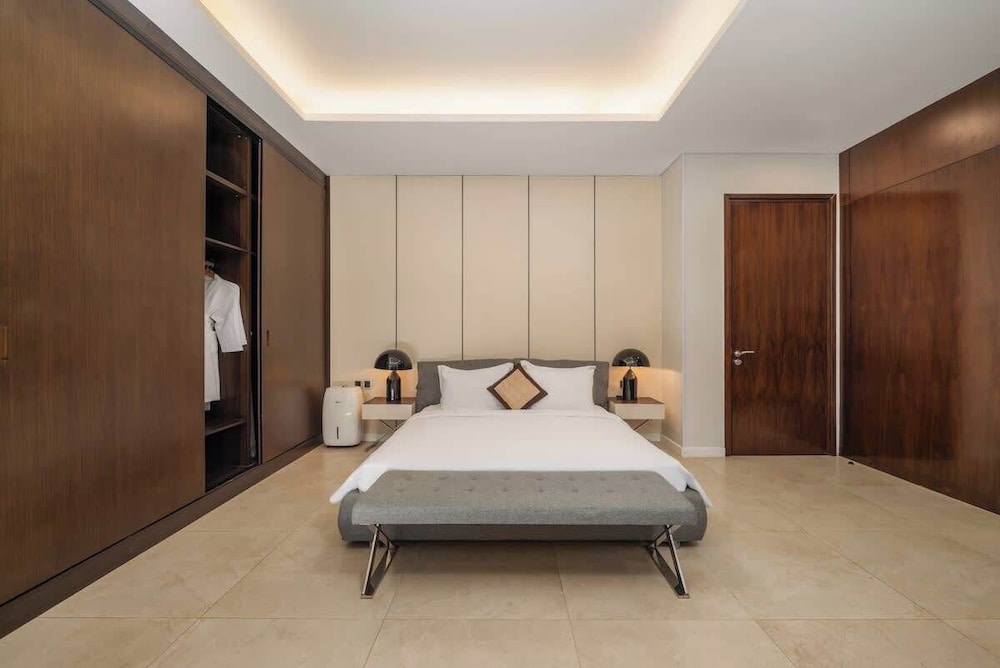 8BR Beachfront Eden: Luxury Events & Getaways