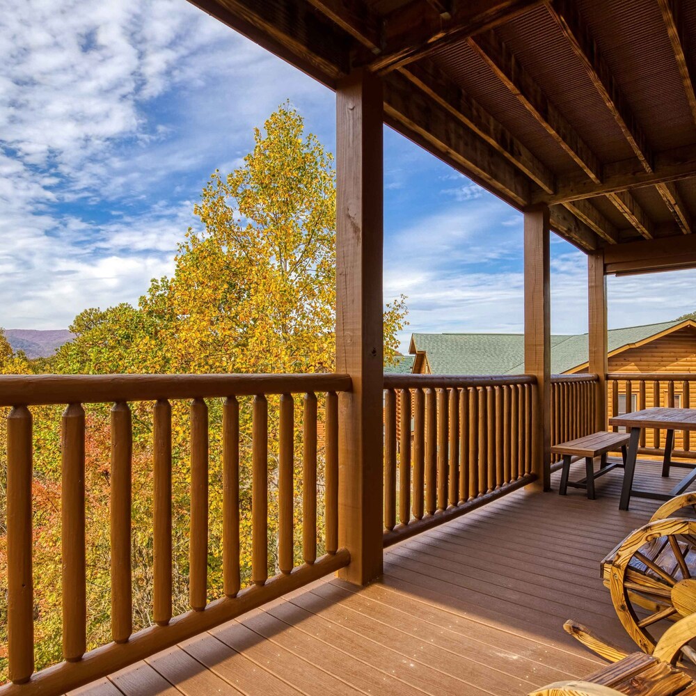 Awesome View Pool Hot Tub Game Room Fireplace
