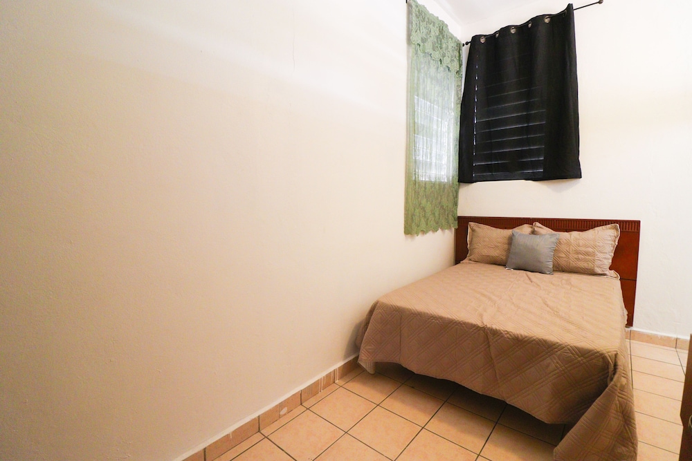 Henry's GuestHouse - Hostel