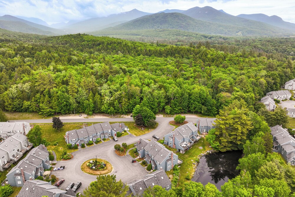 Condo w/ Deck & Grill < 5 Miles to Loon Mountain!