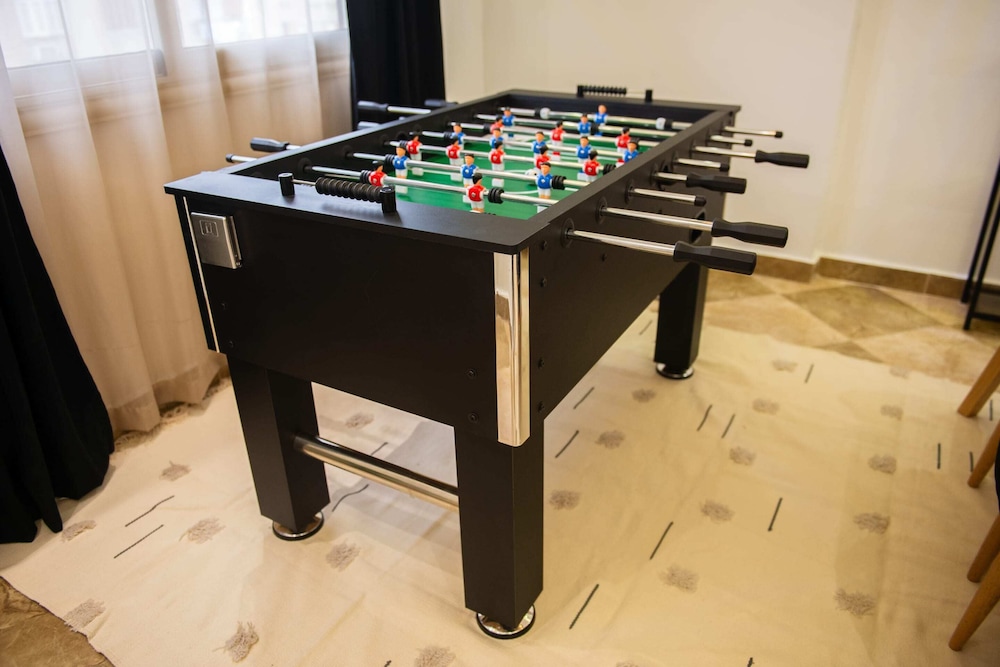 Xuru Stays I Play Foosball & Do Yoga - 1 BR Apt. 5 Min To Airport