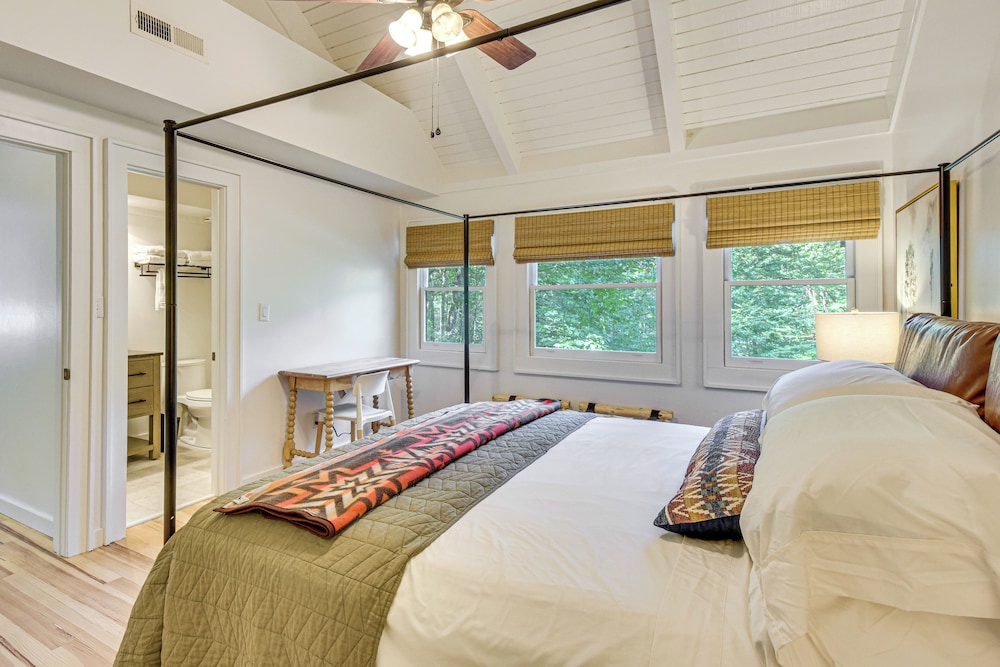 Newly Renovated: Pet-friendly Sapphire Retreat!