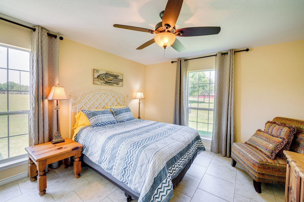 Sunrise Cove RC Llc: Lakefront Home w/ 2 Casitas!