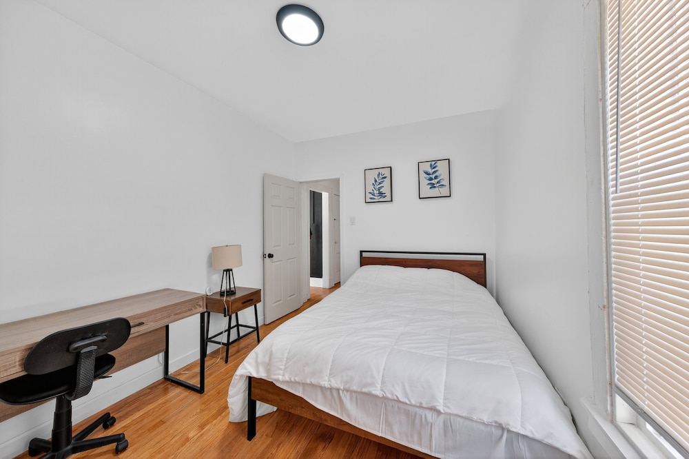 Chicago Getaway With Pool Table & Modern Comfort 3 Bedroom Home