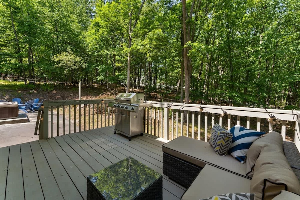Charming Poconos Retreat With hot tub Fireplace