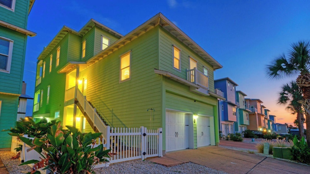 Walk to the Beach Ocean Views, Balcony Dining & Open Living Beachview 54 by Avantstay