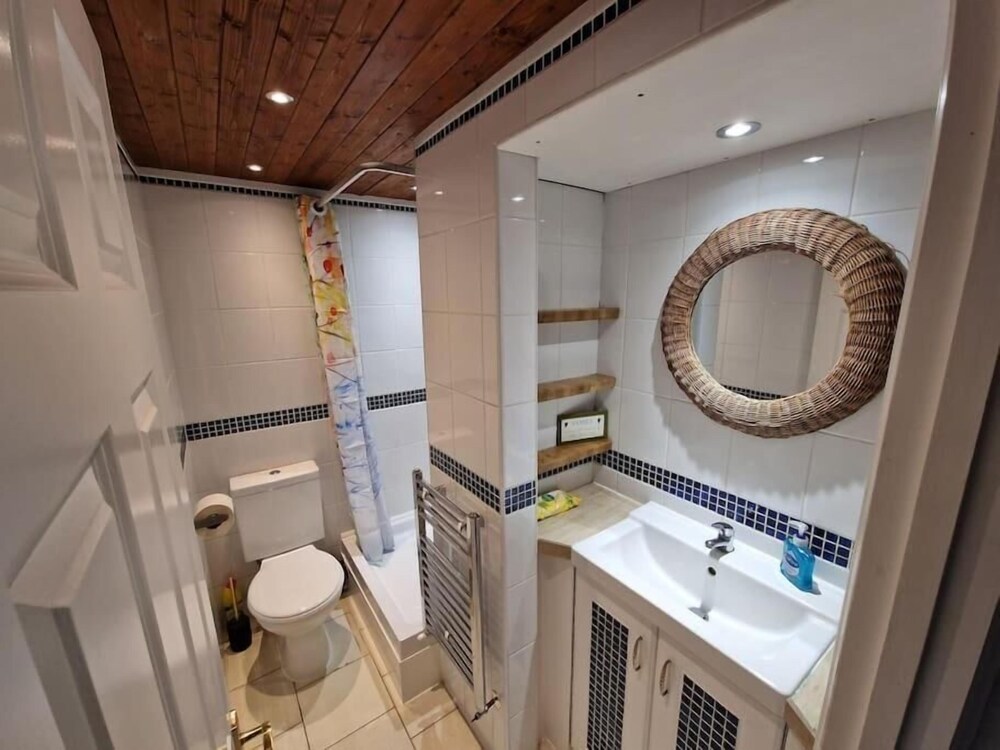Spacious 6-bed house - 12 mins Gatwick