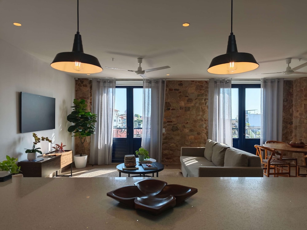 w Grandiose 1BR w Balcony in Casco Viejo
