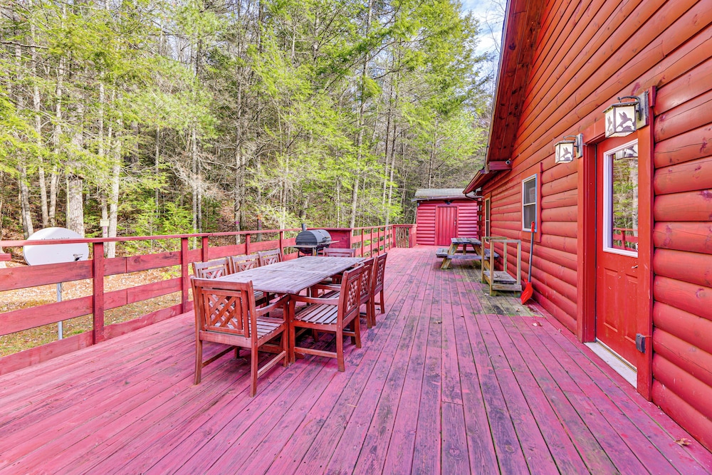 15 Mi to Snowshoe Resort: Cabin w/ Deck & Fire Pit