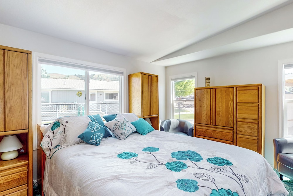 Paradise Point: Lakefront Escape w/ Views