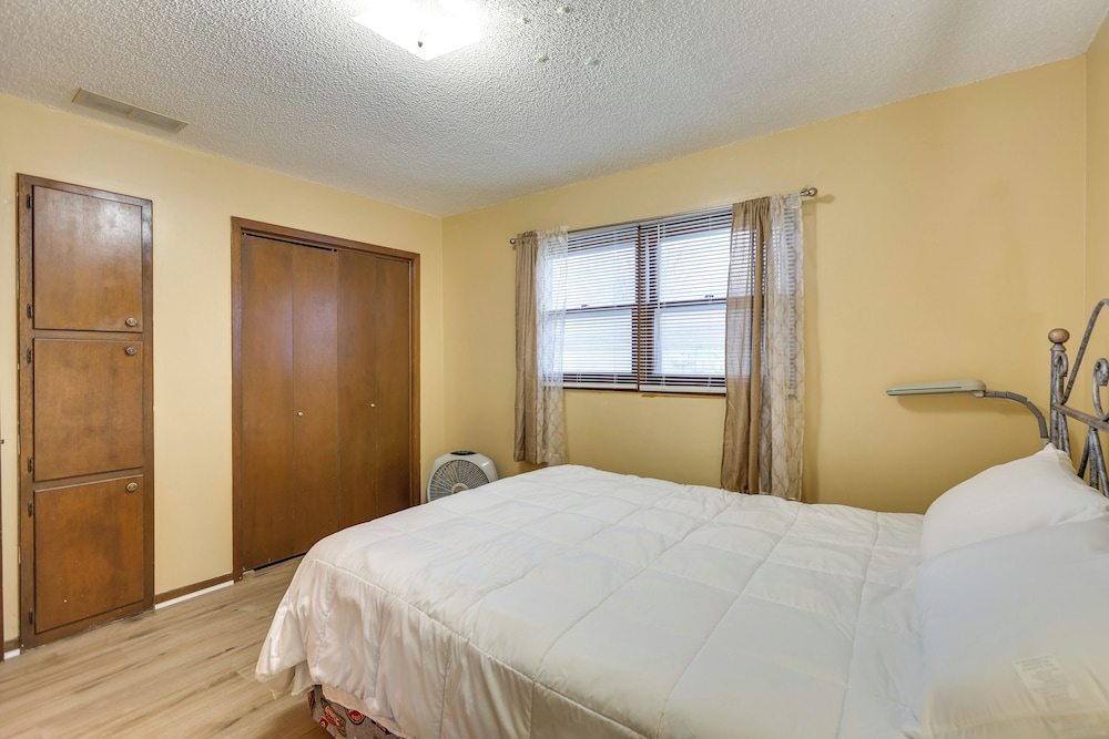 2 Mi to Kansas State Fairgrounds: Cozy Apartment!