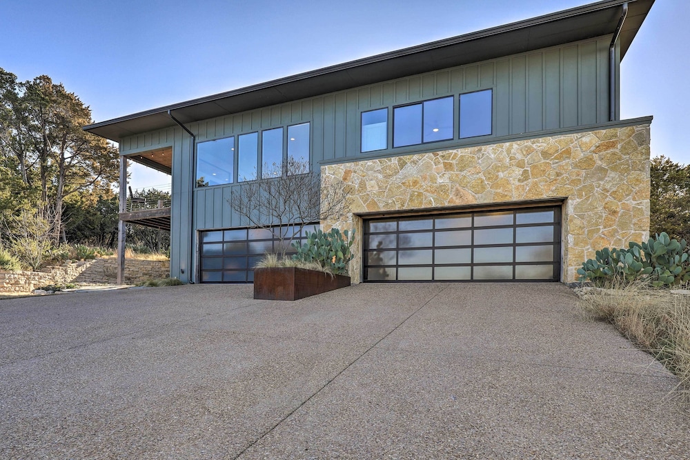 Modern 'lakeview Hilltop Retreat' w/ Game Garage! view 3